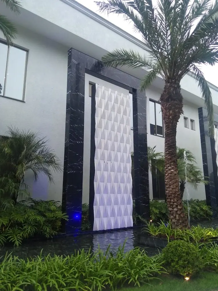Fachada/revestimento de entrada em mármore preto polido, formando moldura elegante ao redor de porta com padrão geométrico, instalação externa em residência moderna — Mármore Nero Marquina